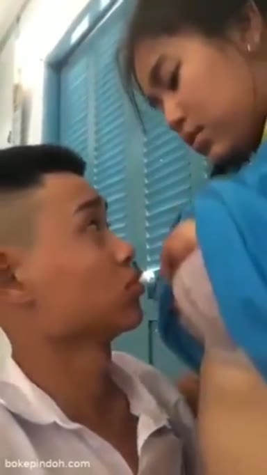 Background nonton video viral Ngentot Bocil SMP Cantik Mulus Sambil Ngewe Dikelas Saat Jam Istirahat Sepi